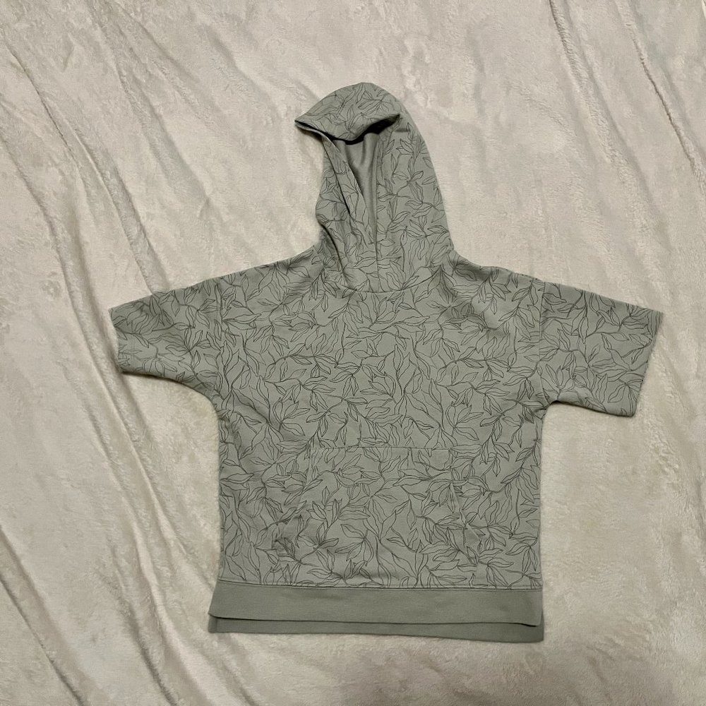 Rylee + Cru // sage printed short sleeve hooded sweatshirt // size 6-7 // EUC